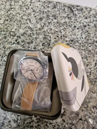 Reloj Fossil Beige con Correa de Cuero. Nuevo