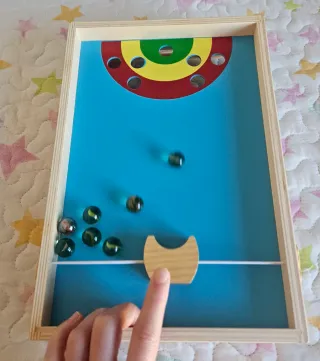 Billar de madera con canicas