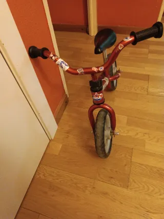 Bicicleta infantil roja sin pedales