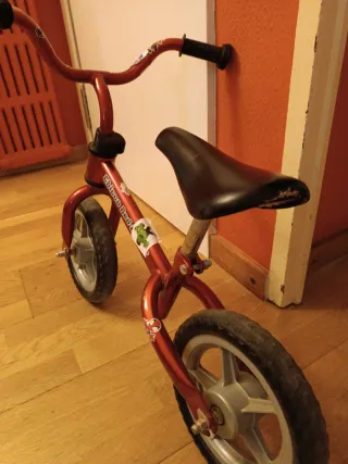 Bicicleta infantil roja sin pedales