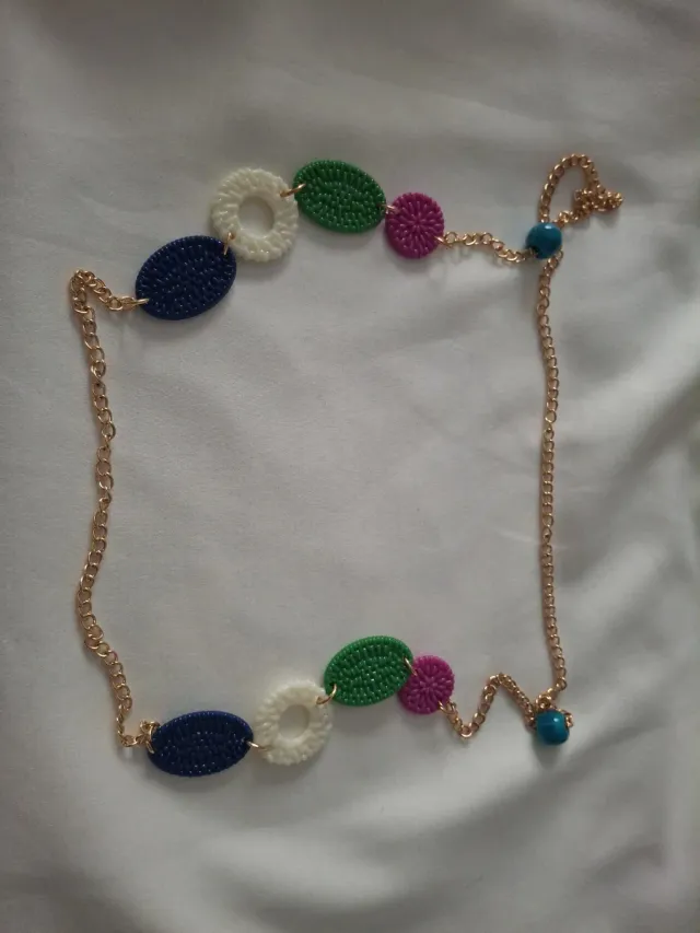 Collar dorado con cuentas y formas