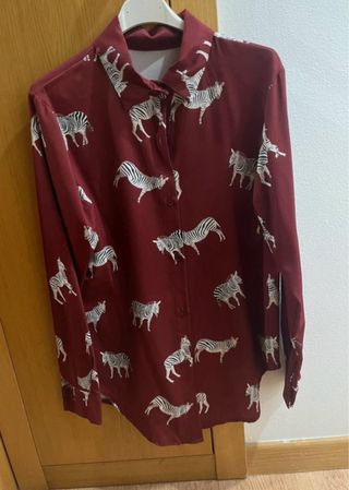 Camisa de mujer, en budeos con estampado de cebra