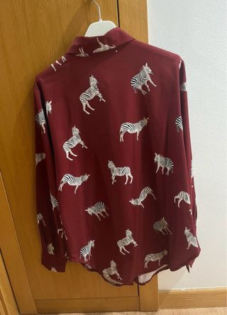 Camisa de mujer, en budeos con estampado de cebra
