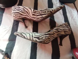 Zapatos de salón finos estampado cebra