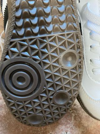 Zapatillas blancas y beige . No son originales
