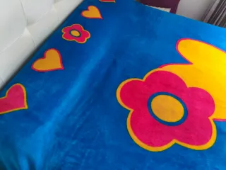 Manta suave azul con corazón y flores hecha españa