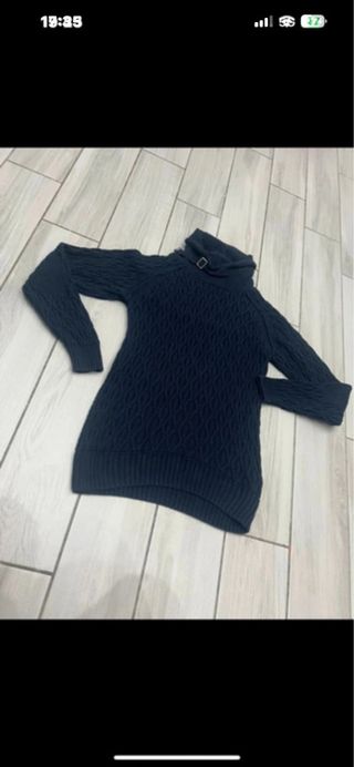 Maglione blu con collo alto