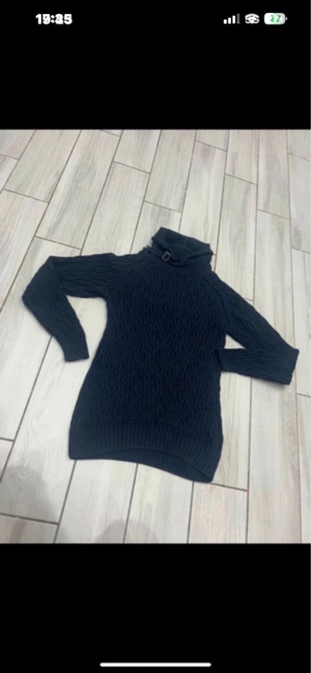 Maglione blu con collo alto