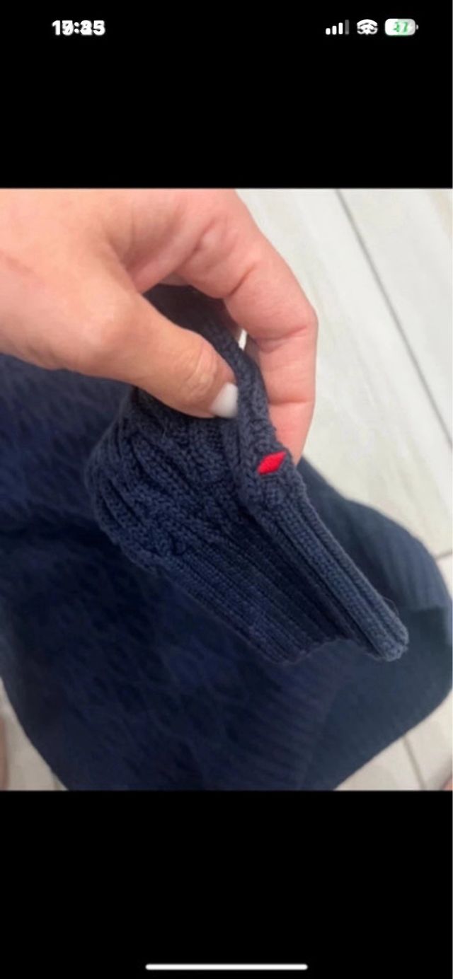 Maglione blu con collo alto