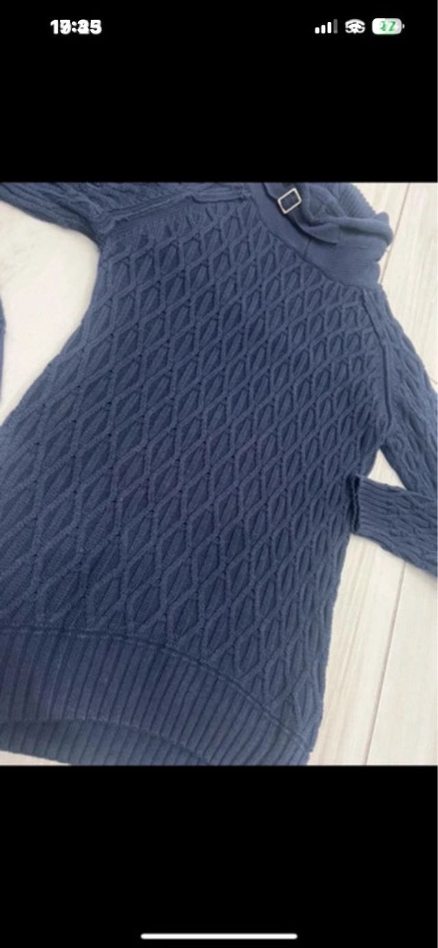 Maglione blu con collo alto