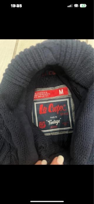 Maglione blu con collo alto