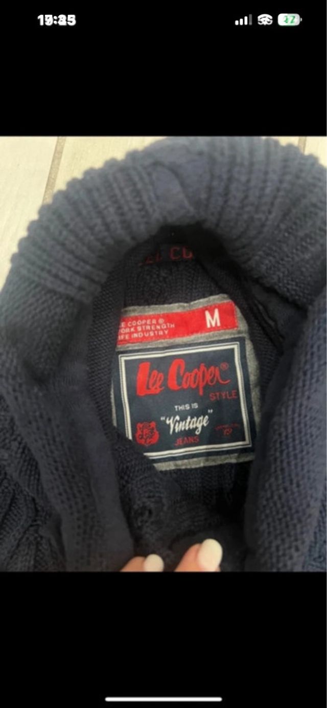 Maglione blu con collo alto