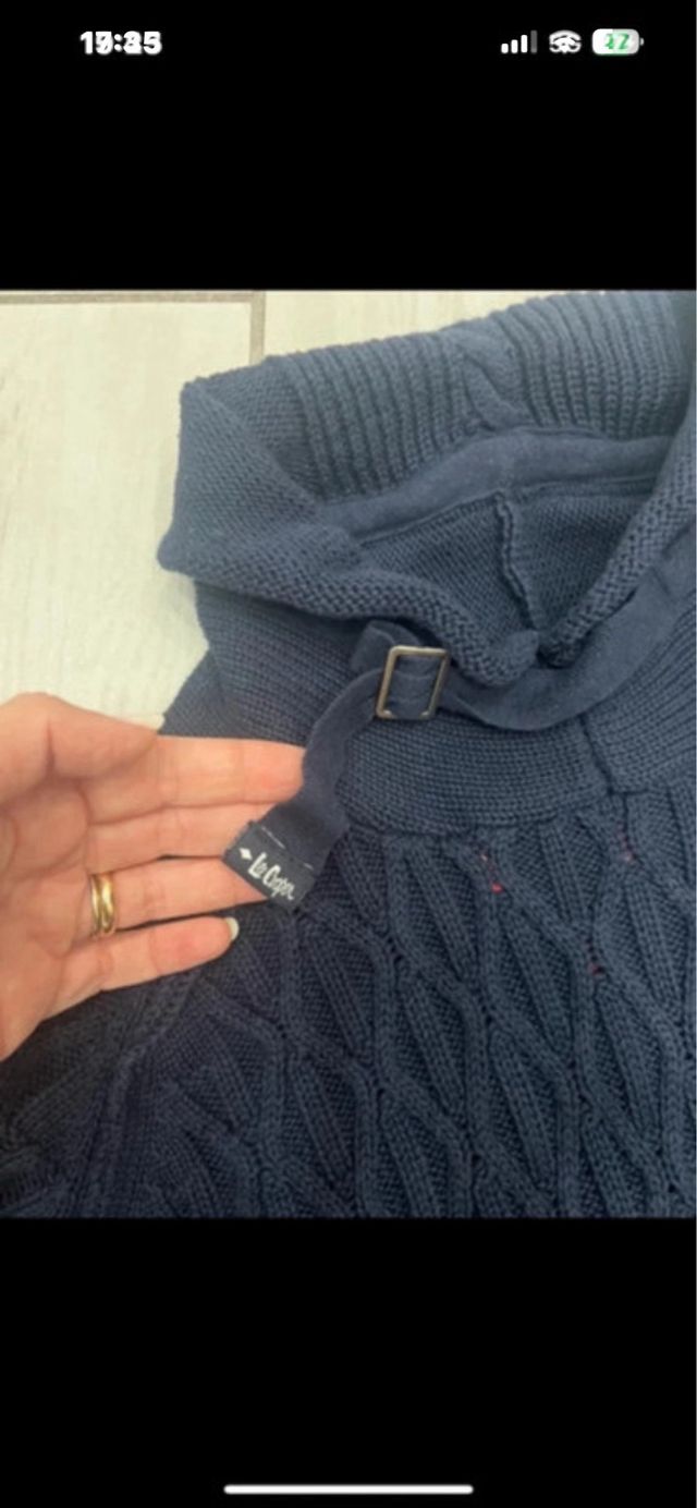 Maglione blu con collo alto