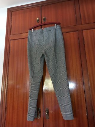 Pantalón de cuadros gris y blanco