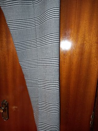 Pantalón de cuadros gris y blanco