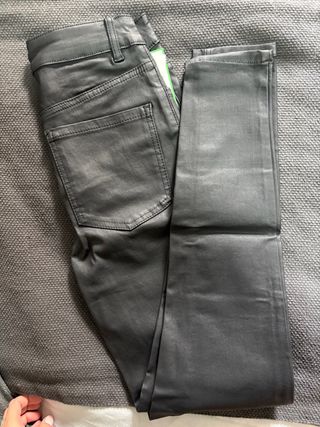 Pantalón efecto piel negro