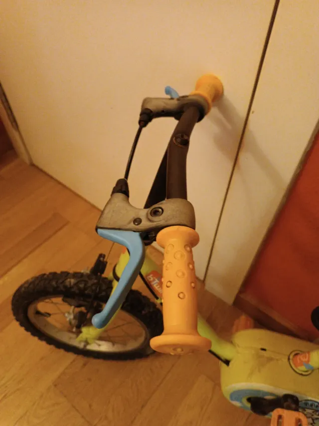 Bicicleta infantil amarilla
