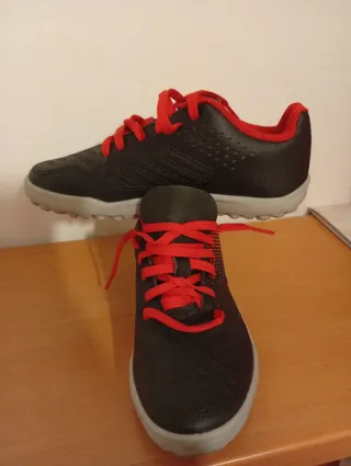 Zapatos de fútbol negros y rojos