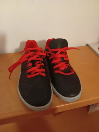 Zapatos de fútbol negros y rojos