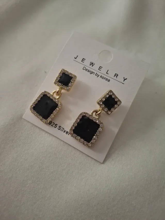 Pendientes cuadrados negros y dorados