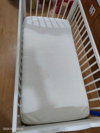 Cuna IKEA dos alturas, opción con sabanas