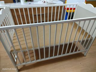 Cuna IKEA dos alturas, opción con sabanas