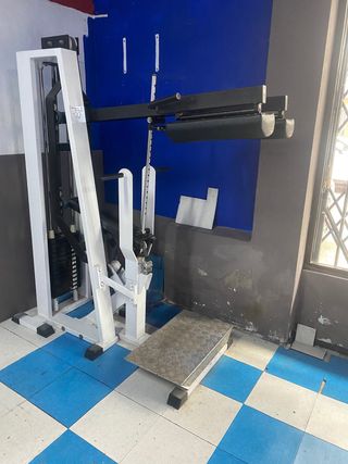 Máquina de gimnasio de Sentadilla y Gemelos