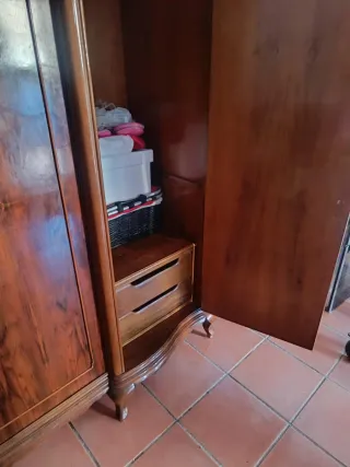 Armario antiguo de madera