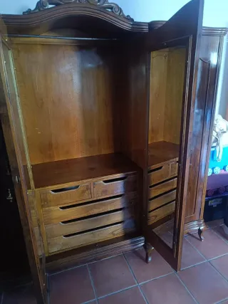 Armario antiguo de madera
