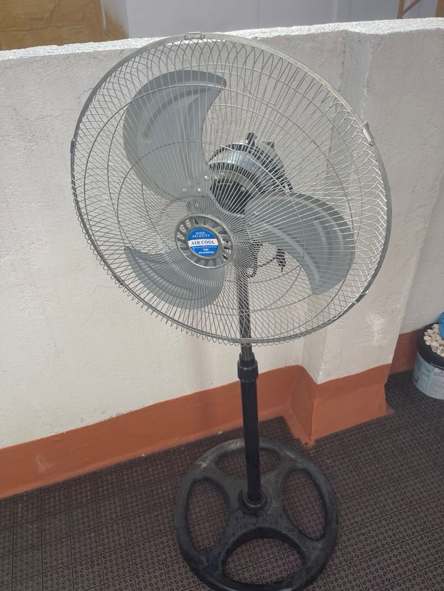 Ventilatore da terra in metallo e plastica