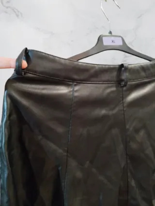 Falda Zara Cuero Negra Talla L