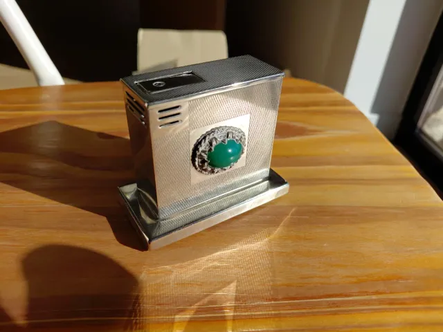 Mechero de mesa alemán antiguo con piedra verde