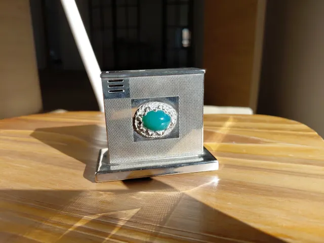 Mechero de mesa alemán antiguo con piedra verde