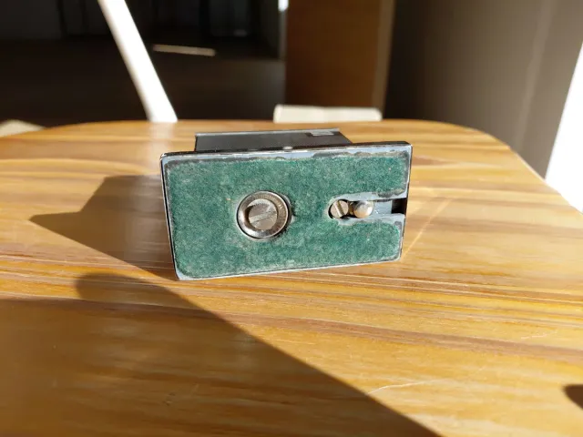 Mechero de mesa alemán antiguo con piedra verde