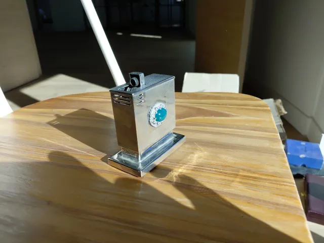 Mechero de mesa alemán antiguo con piedra verde