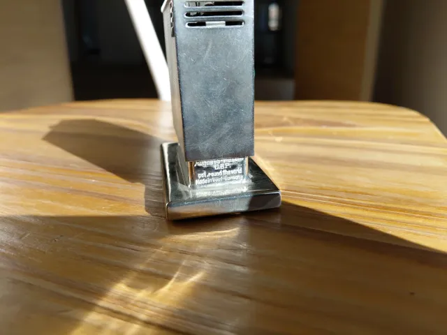 Mechero de mesa alemán antiguo con piedra verde