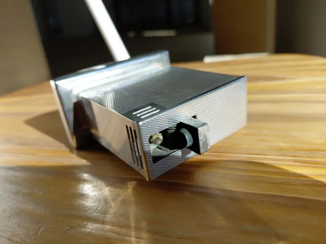 Mechero de mesa alemán antiguo con piedra verde