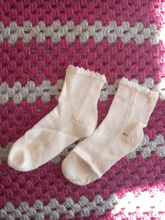 Bolero rosa y calcetines