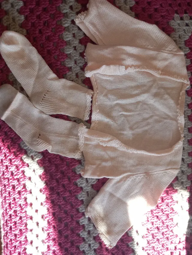 Bolero rosa y calcetines