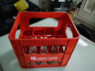 Cassetta portabottiglie in plastica rossa