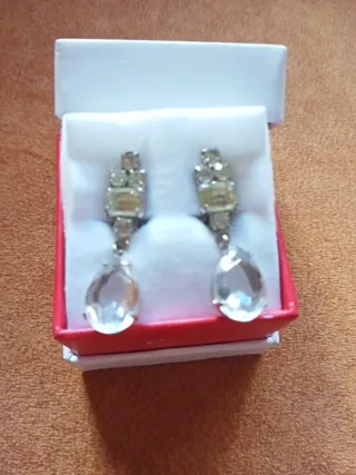 Pendientes antiguos plateados con piedras