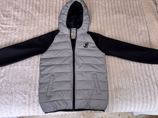 Chaqueta Illusive London gris y negra.