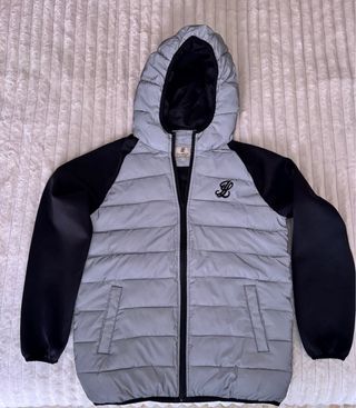 Chaqueta Illusive London gris y negra.