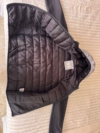 Chaqueta Illusive London gris y negra.