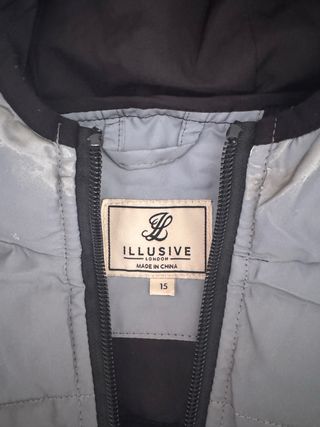 Chaqueta Illusive London gris y negra.