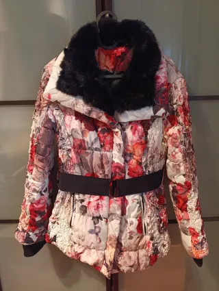 Chaqueta Derhy floral con cinturón