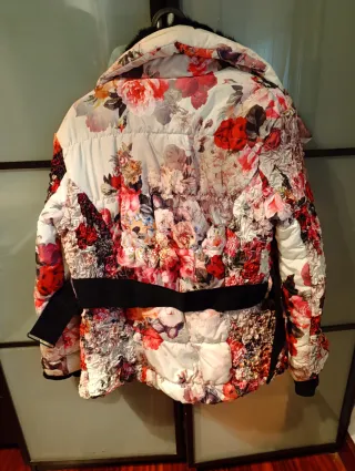 Chaqueta Derhy floral con cinturón