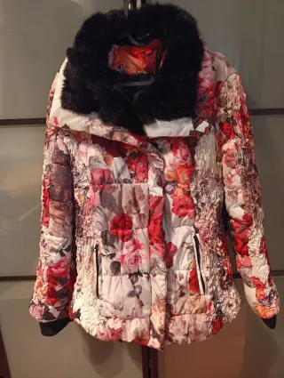 Chaqueta Derhy floral con cinturón
