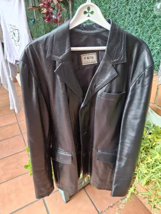 Americana de cuero negra