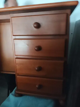 Escritorio de madera con cajones